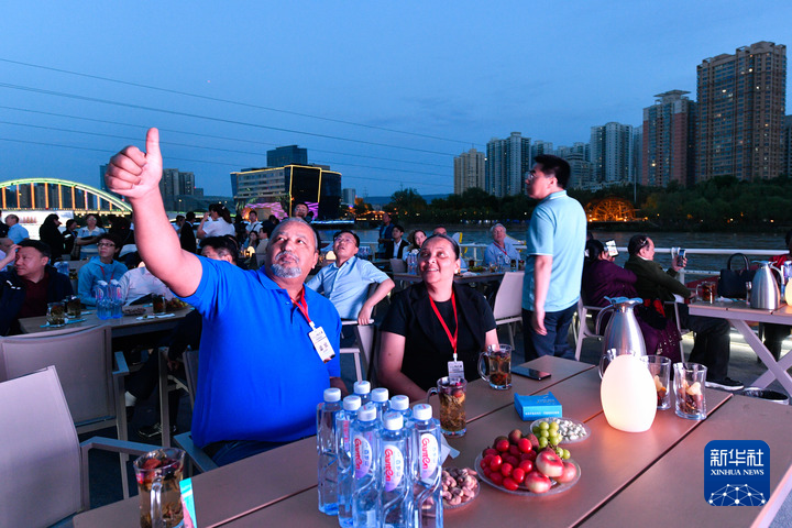 多国外交官夜游黄河感受中国治水新